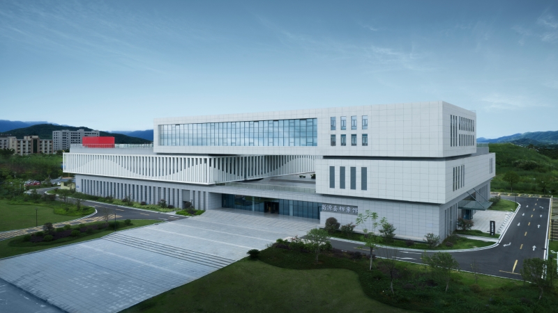 错落的城市立方，共享的垂直叠院——翁源县档案馆和行政服务中心项目